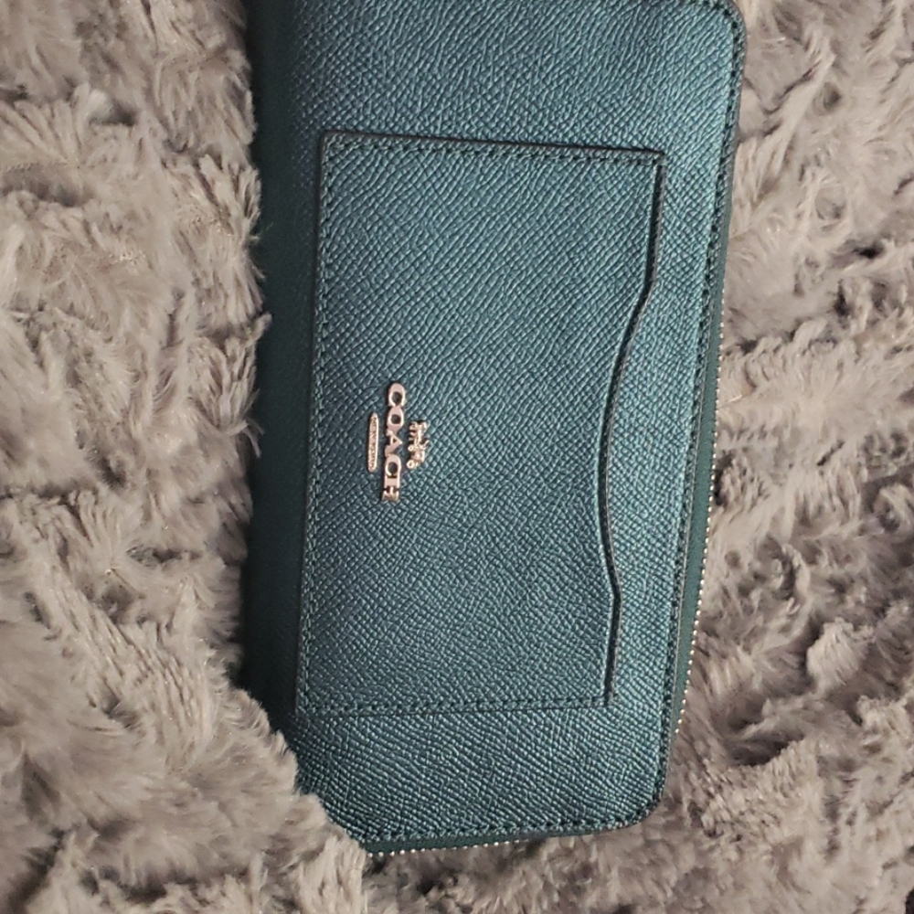 COACH 
Accordion Zip Wallet gently used.